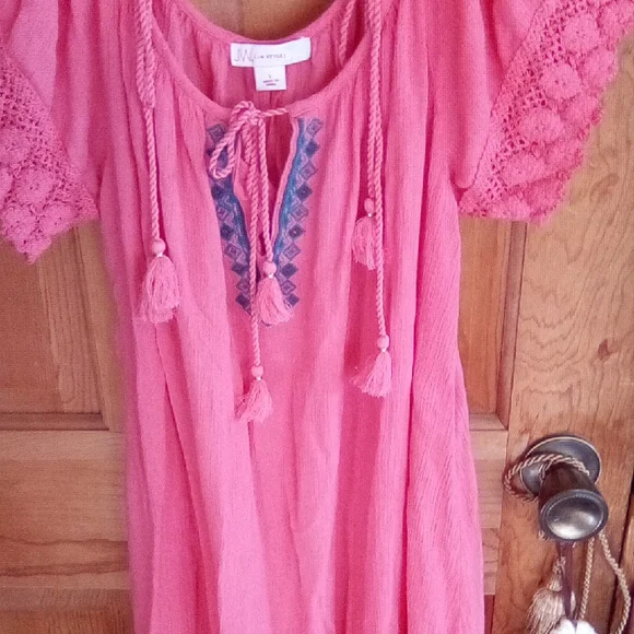 Chic Pink Midi Dress with Tassel Details - Picture 2 of 7
